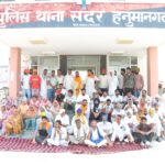 बस से युवतियों को उतारने के आरोप पर ग्रामीणों का सदर थाने के बाहर धरना