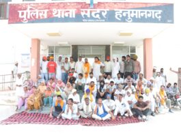 बस से युवतियों को उतारने के आरोप पर ग्रामीणों का सदर थाने के बाहर धरना