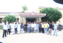 पक्कासारणा स्कूल विवाद ने पकड़ा तूल, ग्रामीणों ने सीडीईओ को सौंपा ज्ञापन