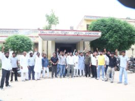 पक्कासारणा स्कूल विवाद ने पकड़ा तूल, ग्रामीणों ने सीडीईओ को सौंपा ज्ञापन