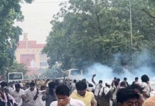 इंडिया हिला, संसद तक पहुंचे कॉकरोच, अभिजीत दीपके को दिल्ली पुलिस ने हिरासत में लिया
