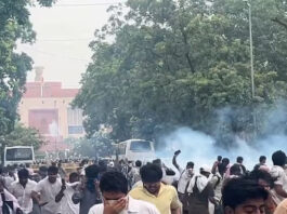 इंडिया हिला, संसद तक पहुंचे कॉकरोच, अभिजीत दीपके को दिल्ली पुलिस ने हिरासत में लिया