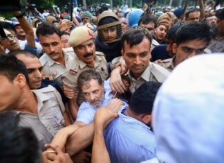 PM आवास के बाहर कांग्रेस का धरना प्रदर्शन, राहुल-प्रियंका को पुलिस ने किया डिटेन, देखें VIDEO
