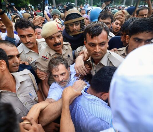 PM आवास के बाहर कांग्रेस का धरना प्रदर्शन, राहुल-प्रियंका को पुलिस ने किया डिटेन, देखें VIDEO