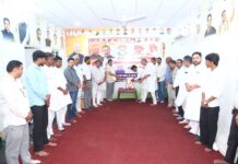 राजीव गांधी जयंती पर कांग्रेस कार्यकर्ताओं ने अर्पित की पुष्पांजलि