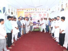 राजीव गांधी जयंती पर कांग्रेस कार्यकर्ताओं ने अर्पित की पुष्पांजलि