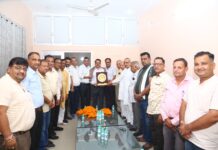 अग्रवाल समाज समिति ने विदाई पर आयुक्त सुरेंद्र सिंह यादव का किया सम्मान