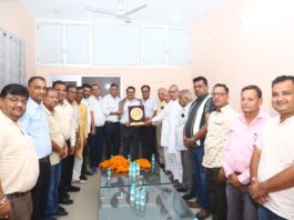 अग्रवाल समाज समिति ने विदाई पर आयुक्त सुरेंद्र सिंह यादव का किया सम्मान