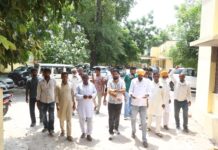 बिजली विभाग की लेटलतीफी पर किसानों का फूटा गुस्सा