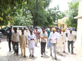 बिजली विभाग की लेटलतीफी पर किसानों का फूटा गुस्सा