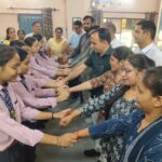 रक्षाबंधन पर विद्यार्थियों ने पुलिस व शिक्षा विभाग के अधिकारियों को बांधी राखी