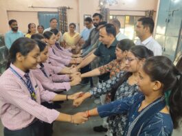 रक्षाबंधन पर विद्यार्थियों ने पुलिस व शिक्षा विभाग के अधिकारियों को बांधी राखी