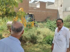 वार्ड 49 में सफाई अभियान, कंटीली झाड़ियों और कचरे के ढेरों की करवाई सफाई