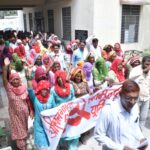 मनरेगा मजदूरों की 160 रुपये मजदूरी के खिलाफ पंचायत समिति पर प्रदर्शन