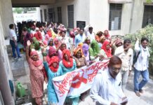 मनरेगा मजदूरों की 160 रुपये मजदूरी के खिलाफ पंचायत समिति पर प्रदर्शन