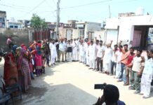 बिजली संकट पर फूटा वार्डवासियों का गुस्सा, विद्युत विभाग के खिलाफ की नारेबाजी