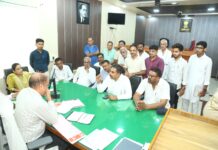 हाउसिंग बोर्ड कॉलोनी में जलभराव से परेशान लोगों ने प्रशासन से लगाई गुहार