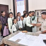 अल्फ्रेड नोबेल सेकेंडरी स्कूल के विद्यार्थियों ने पुलिसकर्मियों को बांधी राखी
