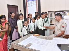 अल्फ्रेड नोबेल सेकेंडरी स्कूल के विद्यार्थियों ने पुलिसकर्मियों को बांधी राखी