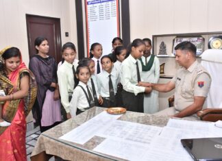 अल्फ्रेड नोबेल सेकेंडरी स्कूल के विद्यार्थियों ने पुलिसकर्मियों को बांधी राखी