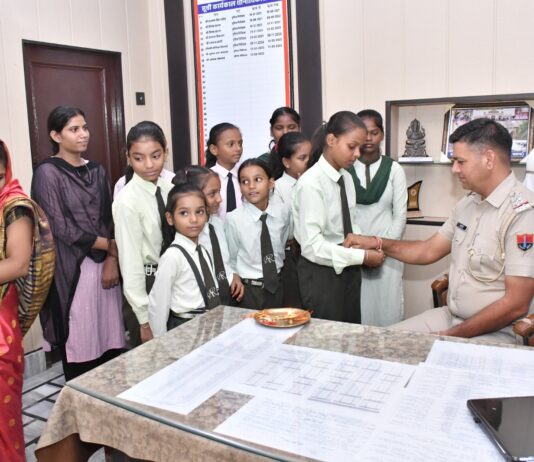 अल्फ्रेड नोबेल सेकेंडरी स्कूल के विद्यार्थियों ने पुलिसकर्मियों को बांधी राखी