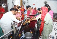 सावन के प्रथम सोमवार पर काशी विश्वनाथ महादेव मंदिर में उमड़ी श्रद्धा
