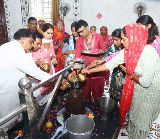 सावन के प्रथम सोमवार पर काशी विश्वनाथ महादेव मंदिर में उमड़ी श्रद्धा