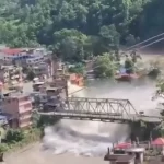 नेपाल में भारी तबाही, कैमरे में कैद हुआ डरावना मंजर, 400 लापता, 17 मौतें