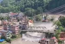 नेपाल में भारी तबाही, कैमरे में कैद हुआ डरावना मंजर, 400 लापता, 17 मौतें