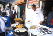 कहीं पकौड़े तले, कहीं कपड़े प्रेस किए, वोटरों को रिझाने निकले प्रत्याशी!