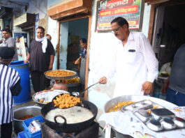 कहीं पकौड़े तले, कहीं कपड़े प्रेस किए, वोटरों को रिझाने निकले प्रत्याशी!