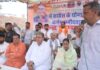 नगर परिषद चुनाव: वार्ड नंबर 34 में कांग्रेस का शक्ति प्रदर्शन, प्रत्याशी विजेंद्र साई को लड्डुओं से तौला