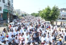 गणेशराज समर्थकों का छापेमारी के विरोध में जोरदार प्रदर्शन, थाने का किया घेराव