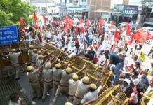 अंग्रेज़ी जनादेश के सम्मान की मांग को लेकर सीपीआईएम का प्रदर्शन