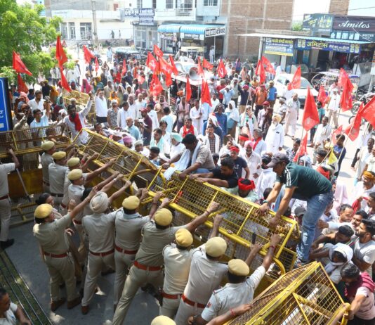 अंग्रेज़ी जनादेश के सम्मान की मांग को लेकर सीपीआईएम का प्रदर्शन