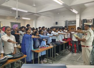 सड़क सुरक्षा-जीवन रक्षा अभियान के तहत विद्यार्थियों को यातायात नियमों की दी जानकारी