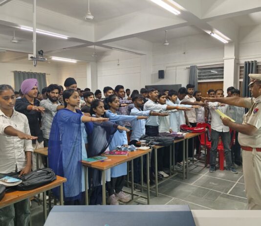 सड़क सुरक्षा-जीवन रक्षा अभियान के तहत विद्यार्थियों को यातायात नियमों की दी जानकारी