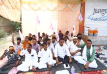 डॉक्टर के खिलाफ मुकदमा दर्ज करने की मांग को लेकर एसपी कार्यालय के सामने सांकेतिक धरना