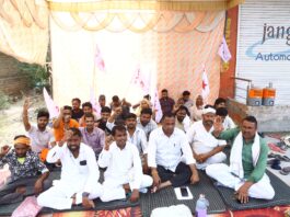 डॉक्टर के खिलाफ मुकदमा दर्ज करने की मांग को लेकर एसपी कार्यालय के सामने सांकेतिक धरना