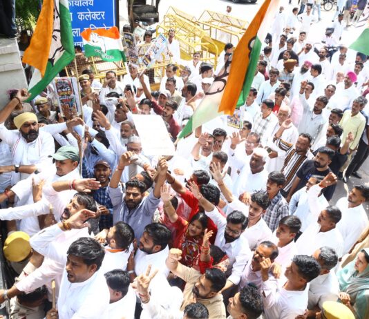 वोट चोरी’ के मुद्दे पर कांग्रेस का जोरदार प्रदर्शन, ज्ञानेश कुमार का पुतला फूंका