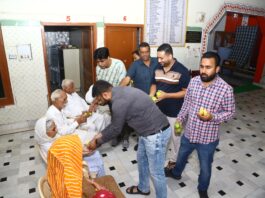 लॉयन्स क्लब हनुमानगढ़ सिटी ने विजयदशमी पर अपना घर वृद्धाश्रम में किया फल वितरण