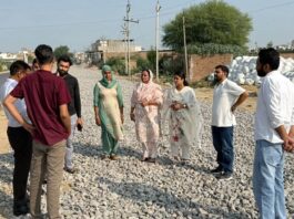 चक ज्वाला सिंह वाला रोड के निर्माण कार्य का सभापति मंजू रणवा ने किया निरीक्षण