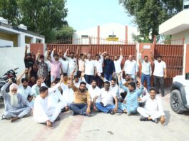 शुगर मील के गेट बंद कर शराब ठेकेदारों ने शुरू किया अनिश्चितकालीन धरना