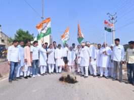 भाजपा प्रदेशाध्यक्ष मदन राठौड़ की कथित टिप्पणी के विरोध में कांग्रेस ने फूंका पुतला