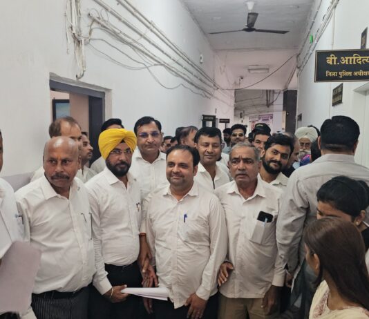 एफआईआर 462/2026 में पूर्व आईओ गुरदेव सिंह के निलंबन की मांग, एसपी को सौंपा ज्ञापन