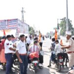 सालासर पैदल यात्रियों की सुरक्षा के लिए यातायात पुलिस ने श्रद्धालुओं के बैग व टी-शर्ट पर लगाए रिफ्लेक्टर