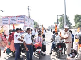 सालासर पैदल यात्रियों की सुरक्षा के लिए यातायात पुलिस ने श्रद्धालुओं के बैग व टी-शर्ट पर लगाए रिफ्लेक्टर