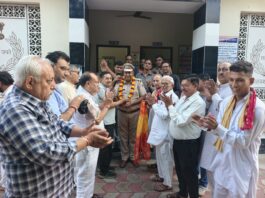 श्री सुंदरकांड मित्र मंडल समिति द्वारा यातायात प्रभारी का किया सम्मान